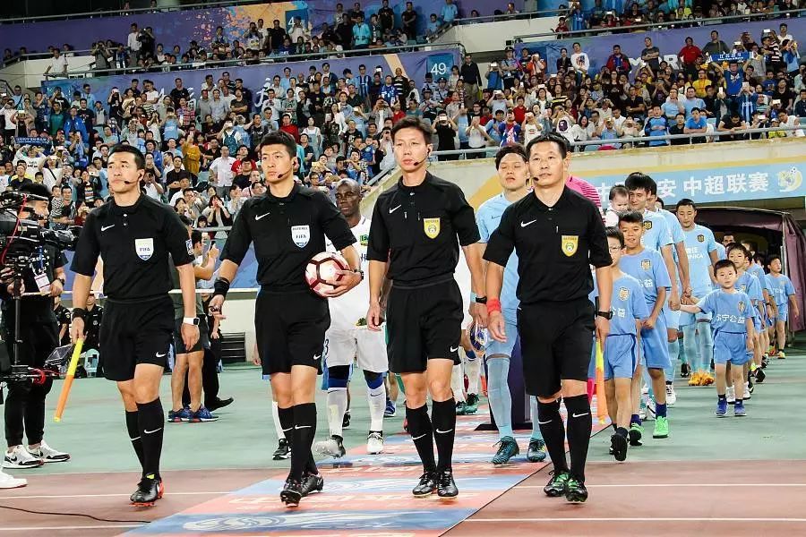  电竞裁判严格执裁，公平竞赛获赞誉