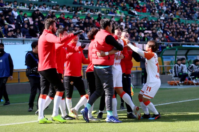  新疆飞虎主场大胜山东巩固联赛前四