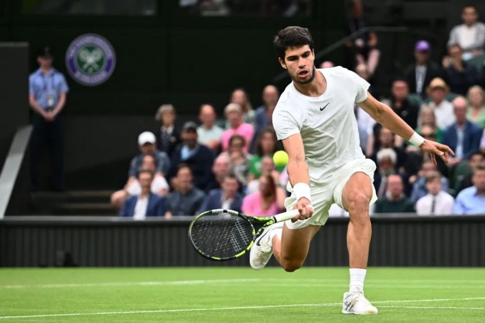  温网决赛巅峰对决，阿尔卡拉斯险胜夺冠