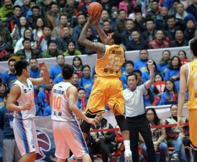  篮球评论员犀利点评，深度解读比赛走向