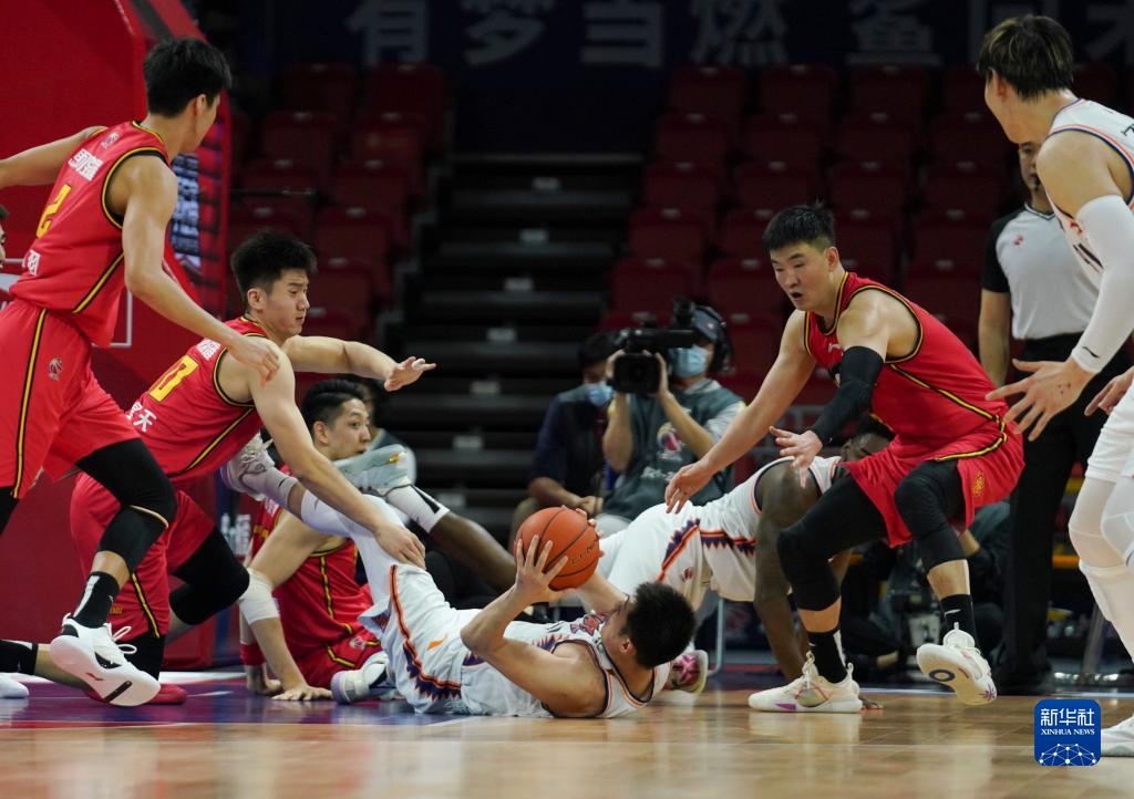  上海久事双外援合璧击败深圳马可波罗