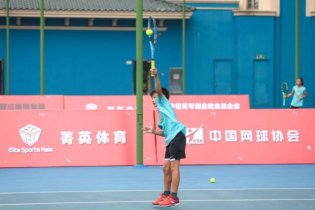 网球进校园活动启动,专业教练指导少年基础训练