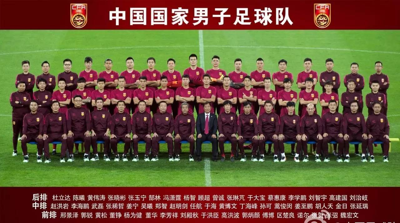  球迷助威声震天，主场氛围助力球队