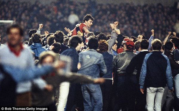  英超双红会激情上演，传统豪强狭路相逢