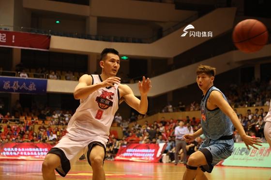 篮球名宿执教青年军,传承经验培育新人