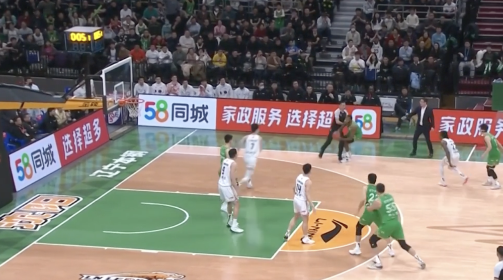 主场哨声引发争议,裁判判罚成赛后焦点