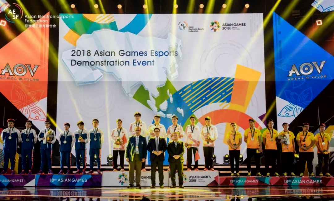  电竞健儿奋力拼搏续写辉煌战绩